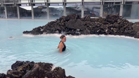 Alegre-Y-Dulce-Joven-Bañándose-Felizmente-En-El-Spa-Termal-De-La-Laguna-Azul-En-Islandia