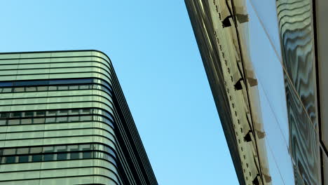 Stadtreflexionen:-Blick-Nach-Oben-Auf-Eine-Reflektierende-Gebäudefassade
