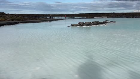 Blue-turquoise-thermal-groundwater-in-Blue-Lagoon-of-Iceland