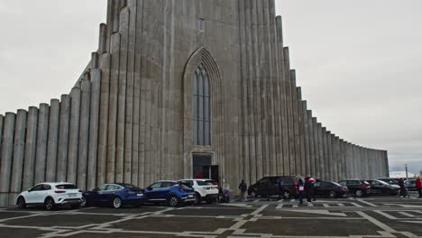 People-entering-the-Hallgrímskirkja-church-in-Reykjavik,-Iceland