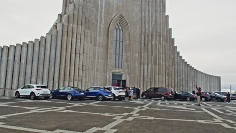 Tourists-entering-Hallgrímskirkja-church-in-Reykjavik,-Iceland