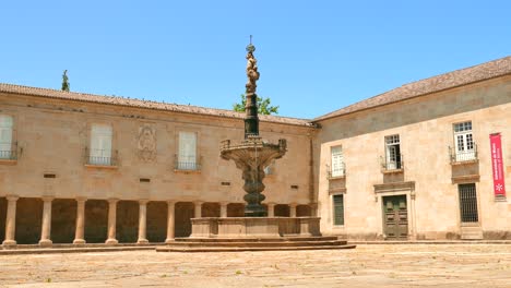 Brunnen-An-Der-Universität-Minho-An-Einem-Sonnigen-Tag-In-Braga,-Portugal