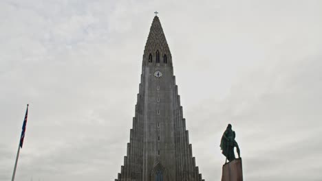 Hallgrímskirkja-church-tower-in-Reykjavik,-Iceland