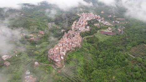 Ein-Wunderschönes-Kleines-Dorf-Inmitten-Grüner-Hügel-San-Gregorio-Da-Sassola