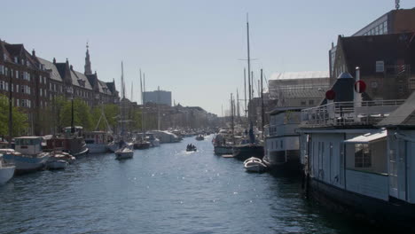 Christianshavn-Kanalszene-Mit-Booten-Und-Kopenhagener-Architektur