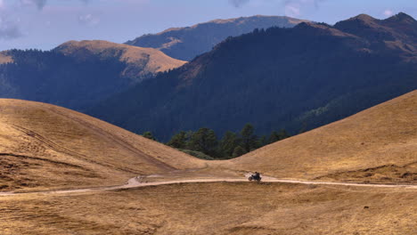 Toma-Cinematográfica-De-Un-Dron-De-Un-Hombre-Andando-En-Bicicleta-En-La-Región-Montañosa-De-Nepal,-Aventura-Pikeypeak-4k