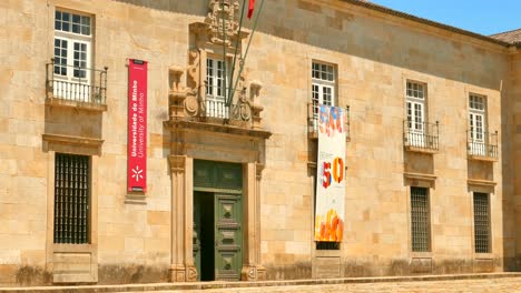 Eingang-Zur-Universität-Minho-Anlässlich-Ihres-50-jährigen-Gründungsjubiläums-In-Braga,-Portugal