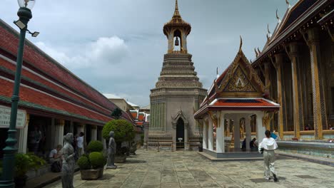 El-Complejo-Del-Templo-Del-Gran-Palacio-Bellamente-Decorado-En-Bangkok,-Tailandia