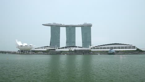 Vista-Del-Hotel-Marina-Bay-Sands,-El-Museo-De-Ciencias-Del-Arte-Y-El-Centro-De-Convenciones-Y-Exposiciones-Sands-En-Singapur