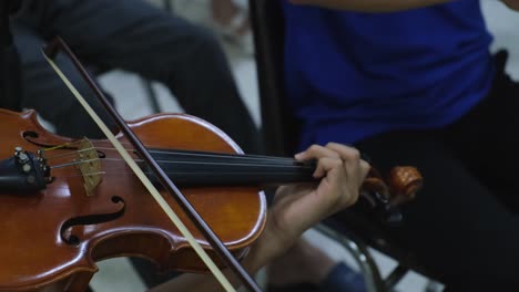 Hands-playing-the-violin,-bowing-up-and-down-and-the-left-hand-fingers-attacking-the-notes,-Violin-Player