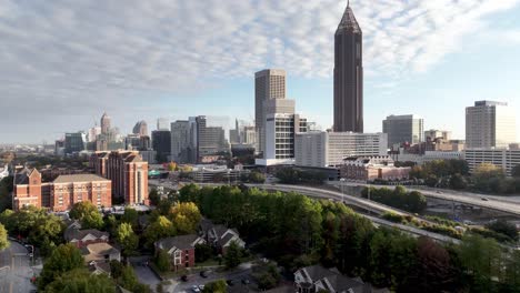 Atlanta,-Georgia,-Drängt-Sich-In-Richtung-Skyline-Und-Freeway