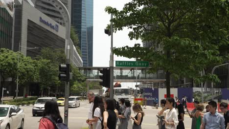 Büroangestellte-Warten-Zur-Mittagszeit-Im-September-Am-Fußgängerüberweg-Am-Raffles-Quay-In-Der-Innenstadt-Von-Singapur