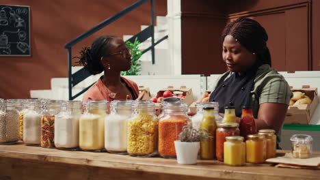Afroamerikanischer-Verkäufer,-Der-Dem-Kunden-Eine-Lebensmittelprobe-Gibt