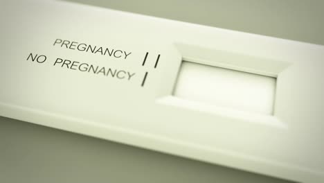 Prueba-De-Embarazo-En-Acción.-Dos-Líneas-Significan-Embarazada.-Una-Vista-De-Primer-Plano-Para-Garantizar-Si-La-Mujer-Está-Embarazada-O-No.-Preparándose-Para-La-Maternidad.-Esperando-A-Un-Niño.-Diagnóstico-Médico-De-La-Fertilidad-Humana.-Hd