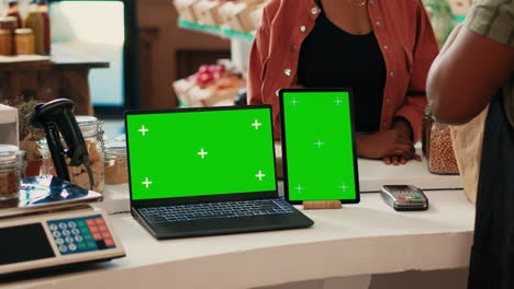 Laptop-and-tablet-showing-greenscreen-at-grocery-store