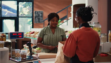 Cliente-Afroamericano-Que-Paga-Por-Alimentos-Orgánicos-Con-Tarjeta