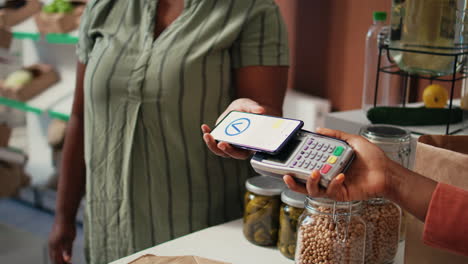 Kunde-Kauft-Produkte-Mit-NFC-Mobilzahlung-Am-POS