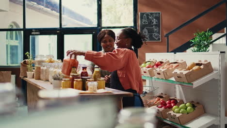 Einzelhändler-Gibt-Ihrem-Kunden-Lebensmittelproben-In-Einem-Null-Abfall-Laden