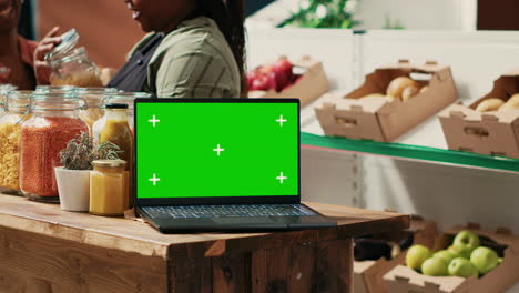 Laptop-Mit-Greenscreen-Display-Läuft-Im-örtlichen-Lebensmittelgeschäft