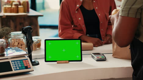 Tablet-Mit-Isoliertem-Greenscreen-Display-An-Der-Kasse