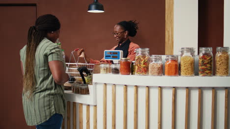 Afroamerikanische-Frau-Kauft-Frisch-Geerntete-Produkte