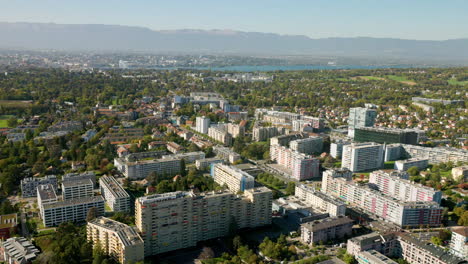 Edificios-Comerciales-Y-De-Apartamentos-En-Thonex,-Cerca-Del-Centro-De-La-Ciudad-En-El-Cantón-De-Ginebra,-Suiza.