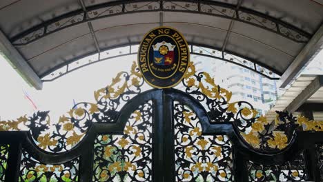 Puerta-De-La-Embajada-De-Filipinas-Con-El-Sello-Nacional-En-La-Parte-Superior,-Sukhumvit-Road-Esquina-Soi-Filipinas-Soi-30,1,-Bangkok,-Tailandia
