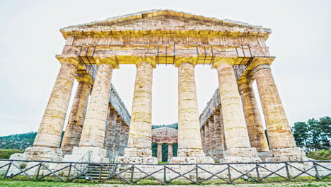 Templo-Griego-De-Segesta-En-Italia,-Vista-Frontal-De-Lapso-De-Tiempo