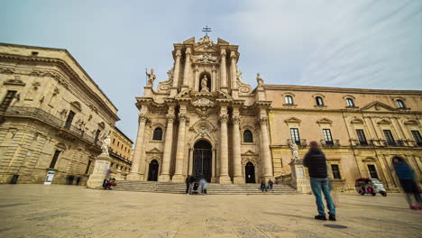 Panorama-of-busy-Piazza-Duomo-and-of-the-Cathedral-of-Syracuse,-Sicily,-Italy