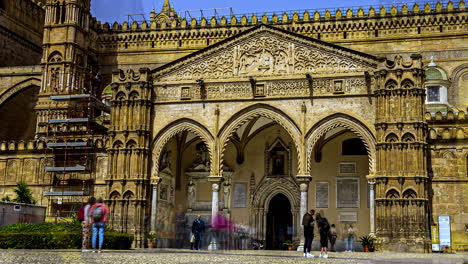Entrance-to-Palermo-Cathedral-on-sunny-day,-time-lapse-vew