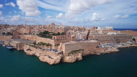 Low-Aerial-of-Siege-Bell-War-Memorial-and-Lower-Barrakka-Gardens-in-Valletta,-Malta