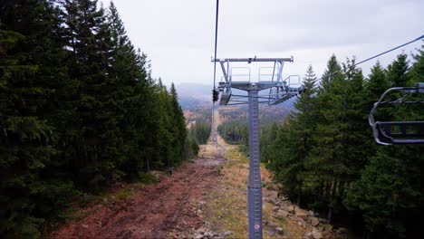 Transporte-Por-Cable,-Teleférico-Bajando-La-Montaña,-Clima-Nublado,-Karpacz,-Polonia