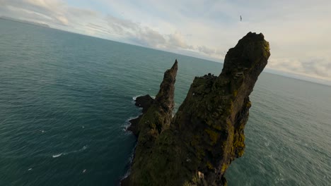 Luftaufnahmen-über-Den-Reynisdrangar-Felsen-In-Island,-Aufgenommen-Von-Einer-FPV-Drohne