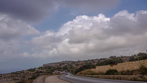 Toma-De-Lapso-De-Tiempo-De-Una-Concurrida-Carretera-De-Montaña-En-La-Isla-De-Malta