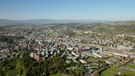 Vista-Aérea-De-La-Ciudad-De-Rennes,-En-El-Cantón-De-Vaud,-En-El-Oeste-De-Lausana,-Suiza