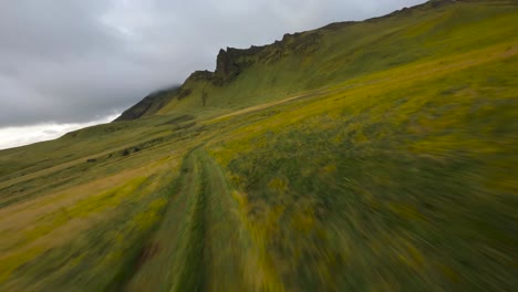 Vuelo-De-Drones-FPV-De-Alta-Velocidad-Sobre-Vik-En-La-Costa-Sur-De-Islandia