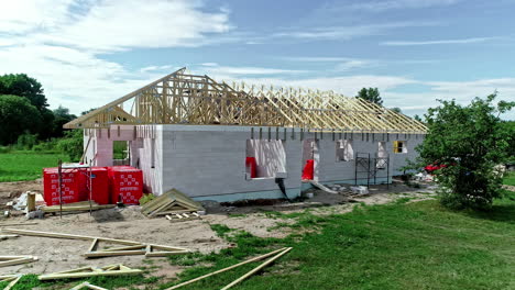 Blick-Auf-Ein-Im-Bau-Befindliches-Haus-Mit-Den-Holzbindern,-Die-Für-Die-Herstellung-Des-Daches-Bereit-Sind