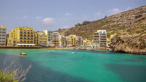 El-Agua-Azul-Celeste-Del-Mar-En-La-Bahía-De-Xlendi-En-La-Isla-De-Malta.