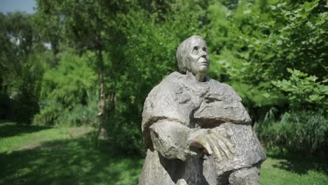 Eine-Bronzestatue-Von-Baba-Vanga-Oder-Vangeliya-Pandeva-Gushterova-In-Rupite-Bulgarien,-Einer-Blinden-Bulgarischen-Hellseherin-Oder-Besser-Bekannt-Als-Balkan-Nostradamus