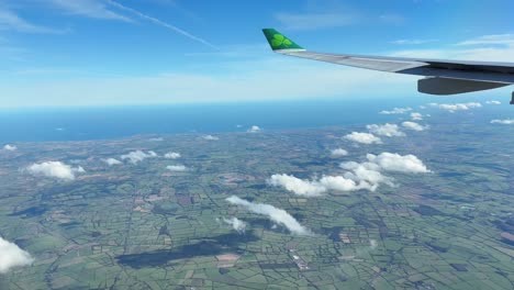 Volando-Con-Aer-Lingus-Sobre-La-Costa-De-Irlanda,-Cerca-De-Dublín,-Con-Campos-Verdes-A-La-Vista