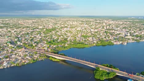 Luftaufnahme-Der-Hängebrücke-über-Die-Stadt-San-Pedro-De-Macoris-Während-Der-Goldenen-Stunde