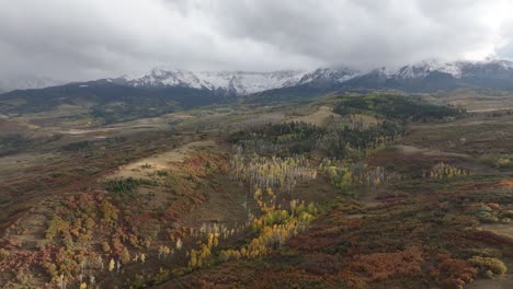 Colourful-mountain-landscape-during-autumn-at-Colorado-Rocky-Mountains