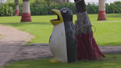 Pinguin-Mülltonne-Im-Park