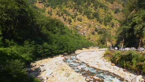 Schöner-Fluss-In-Kedarnath,-Weite-Aussicht