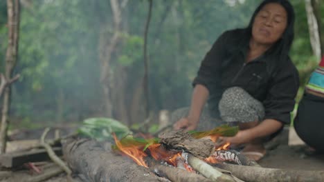 Mujer-Indígena-Está-Preparando-Hojas-De-Plátano-Sobre-Un-Fuego.