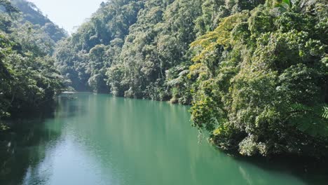 Flug-über-Den-Wunderschönen-Tropischen-Fluss-Rio-Tireo-Bonao-Im-Tiefen-Dschungel-Der-Dominikanischen-Republik