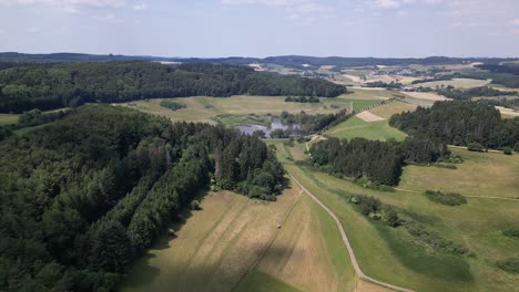 Eine-Drohnenaufnahme-Der-Wunderschönen-Landschaft-Von-Boos-In-Der-Eifel,-Deutschland