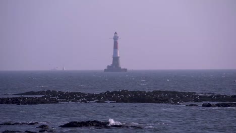 Leuchtturm-Auf-Dem-Meer,-Weite-Aussicht