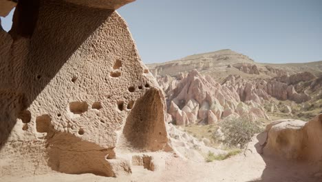 Von-Menschenhand-Geschaffene-Höhle-In-Kappadokien,-Seltsame,-Einzigartige-Sandsteinlandschaft