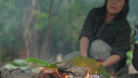 Primer-Plano-De-Hojas-De-Plátano-Sobre-Un-Incendio-De-Una-Mujer-Indígena-En-Perú